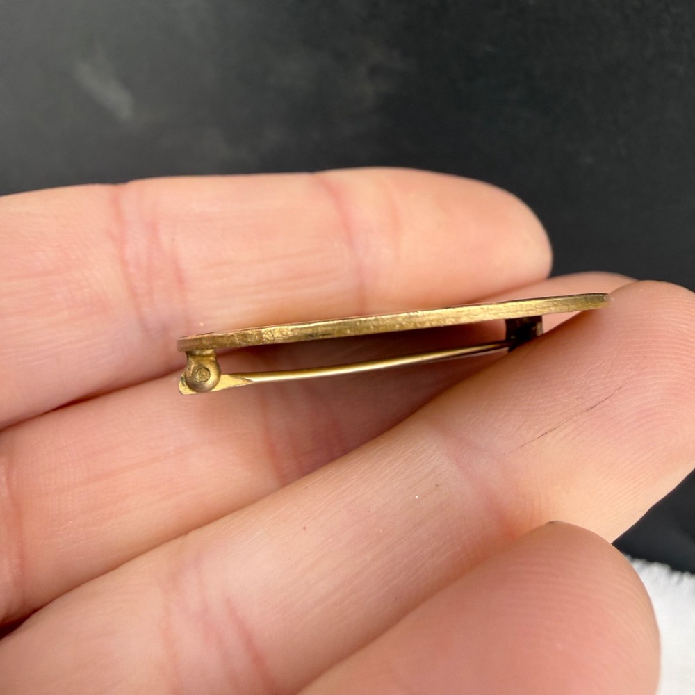 Vintage Gold Filled Brooch Round Monogram Scalloped Edge Unisex 1.25in - Picture 2 of 8